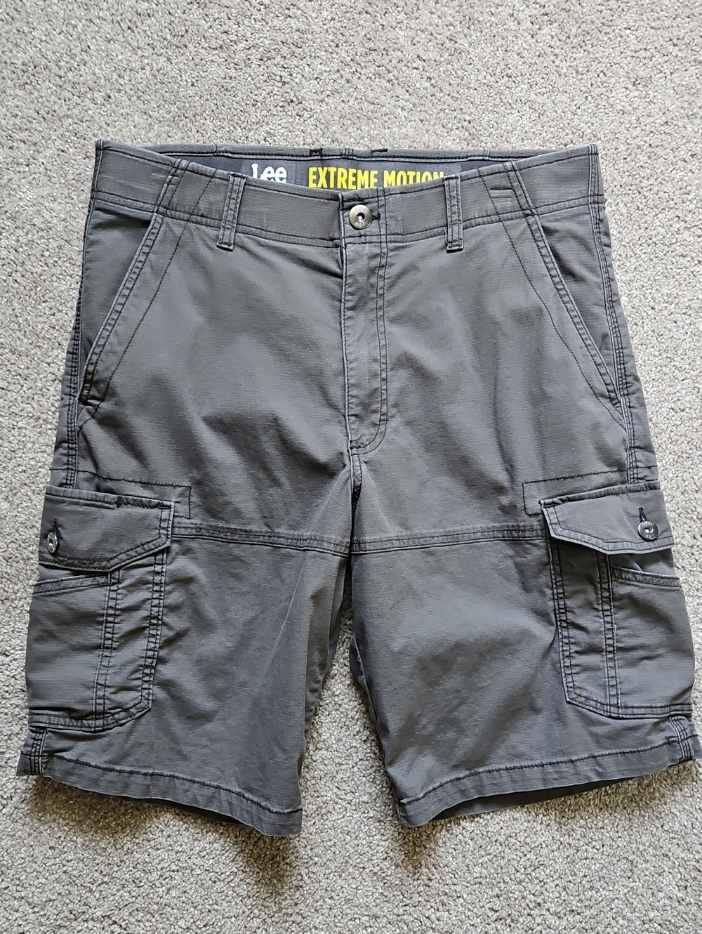 Lee Cargo  Extreme Motion Gray Shorts Size Waist 32